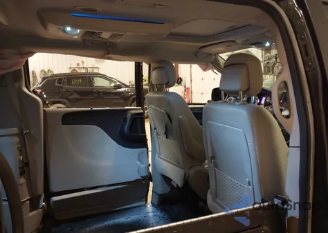 2016 Chrysler Town & Country Touring-L Anniversary Edition z USA, uszkodzony, nr VIN 2C4RC1CG7GR159675